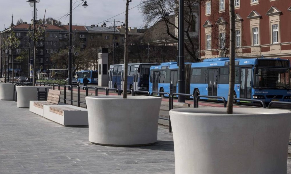 Plant tub and bench, Budapest - Bem quay